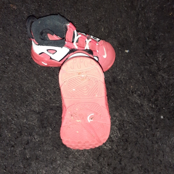 Airs - Picture 2 of 3